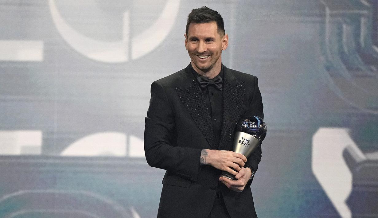 Lionel Messi menerima trofi penghargaan sebagai pemain terbaik FIFA 2022 di Paris, Selasa (28/2/2023). Lionel Messi membawa timnas Argentina menjadi juara Piala Dunia. (AP Photo/Michel Euler)