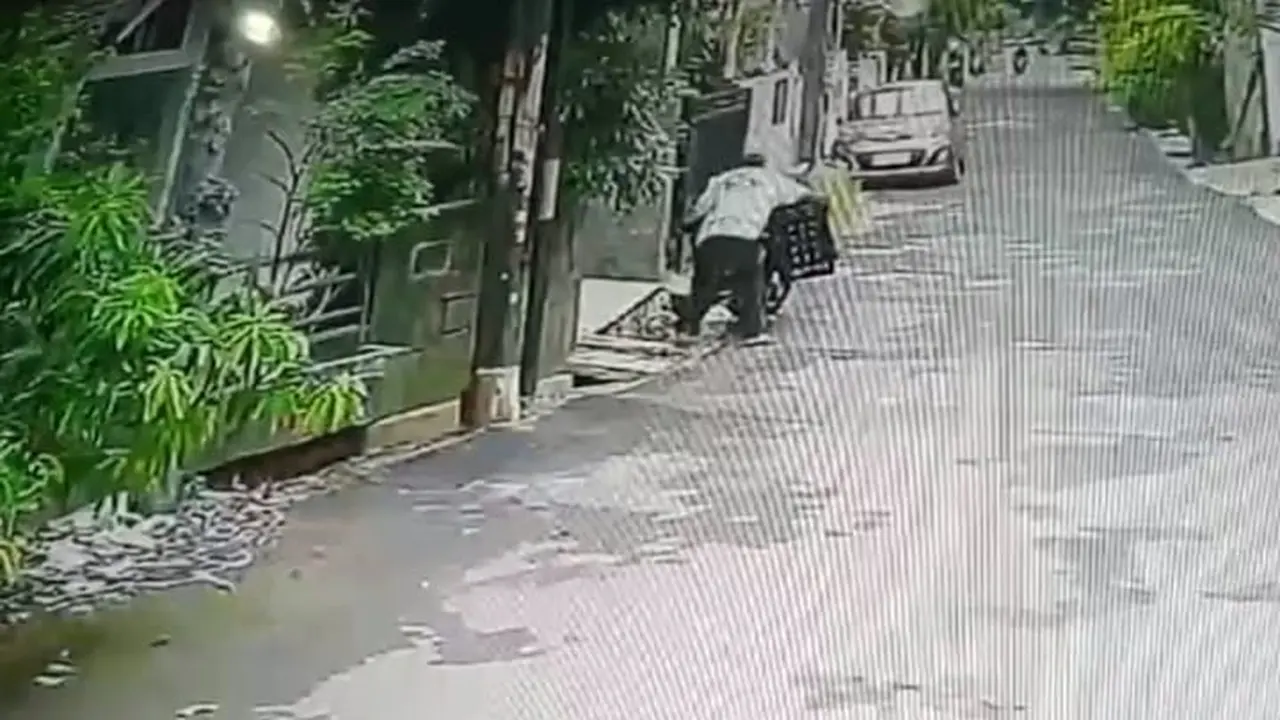 Pelaku pencurian besi penutup saluran air di Perumahan Taman Galaxy Indah, Jalan Pulo Sirih Dalam, Bekasi Selatan, Kota Bekasi, Jawa Barat, terekam CCTV. (Istimewa)