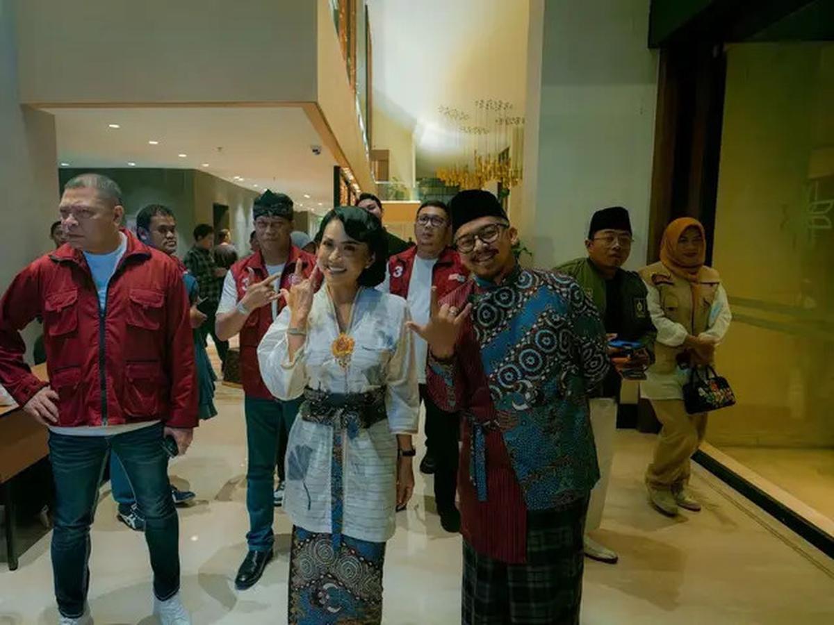 6 Potret Krisdayanti Pakai Mawar Ungu di Debat Pilkada 2024, Raul Lemos Berjaket Merah Curi Perhatian