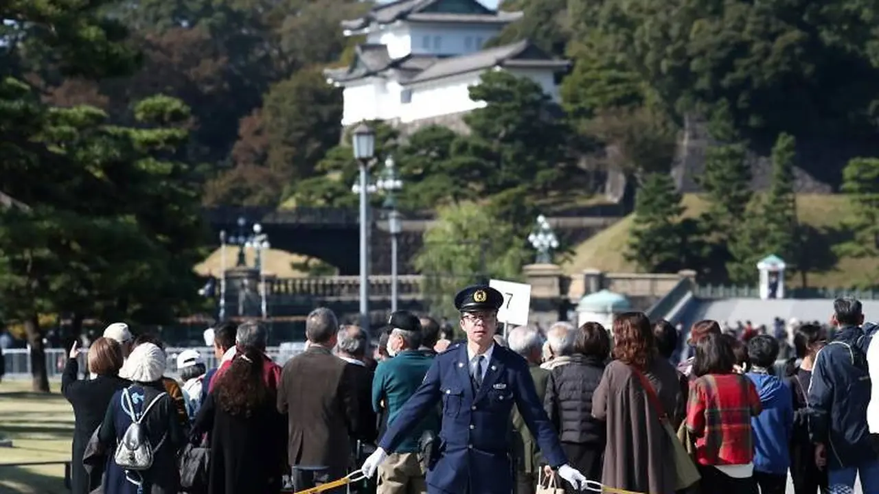 Ribuan orang berkumpul di Tokyo untuk menyaksikan parade langka kaisar dan permaisuri Jepang. (AFP)