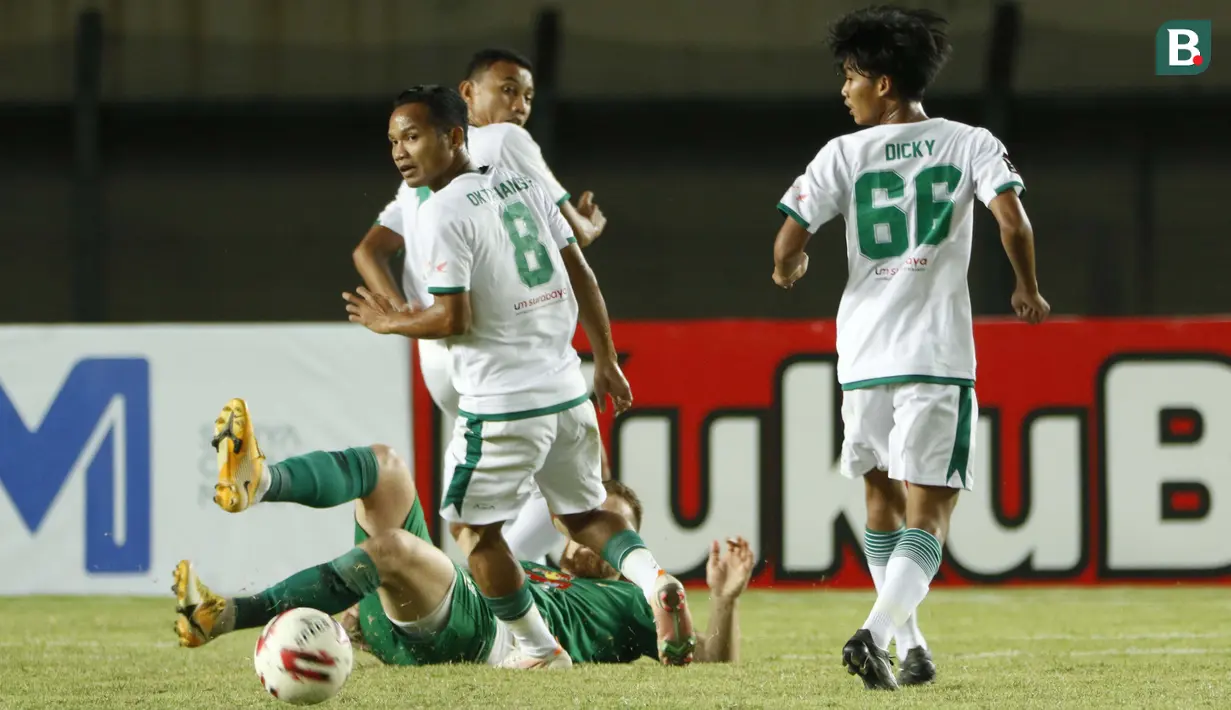 Oktafianus Fernando (kiri) yang merupakan kakak dari Marcel Ferdinan pun tak segan memberikan wejangan kepada adiknya dalam turnamen ini agar bisa bersaing dengan tim senior. (Foto: Bola.com/Ikhwan Yanuar)