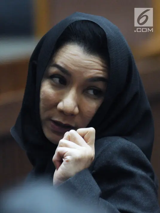 Bupati nonaktif Kutai Kartanegara, Rita Widyasari saat menyaksikan sidang lanjutan terdakwa suap pemberian izin lokasi perkebunan di Kutai Kartanegara, Hery Sutanto Gun di Pengadilan Tipikor, Jakarta, Selasa (27/3). (Liputan6.com/Helmi Fithriansyah)