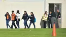 Para siswa dipulangkan setelah insiden penembakan oleh gadis 12 tahun di sekolah menengah Salvador Castro, Los Angeles, Kamis (1/2). Penembakan ini membuat panik orangtua siswa dan langsung datang dan berkumpul di sekitar sekolah. (Frederic J. Brown/AFP)