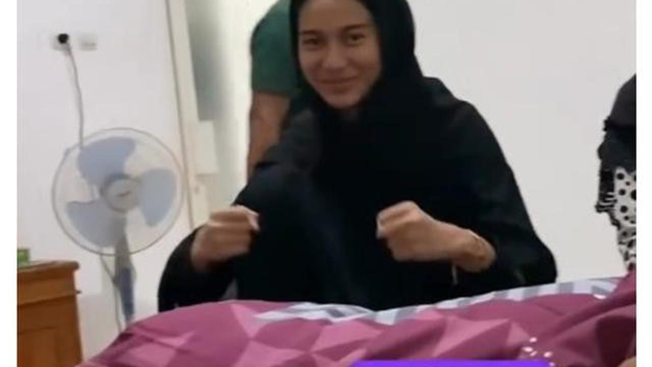 6 Potret Azizah Salsha Berbusana Serba Hitam saat Ziarah, Bertemu Pratama Arhan