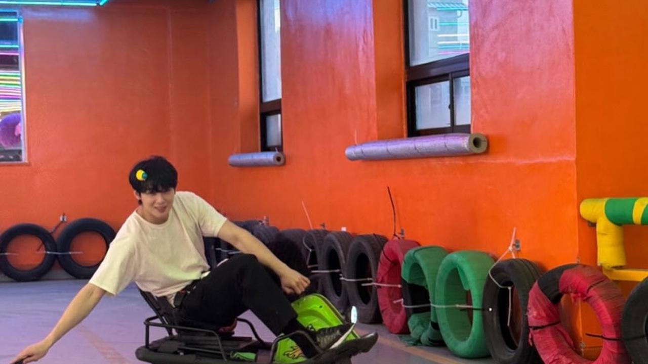 Potret Terbaru Cha Eun Woo di Area Bermain, Sumringah Sambut Musim Semi