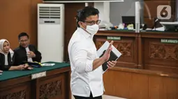Ferdy Sambo menyapa pengunjung sebelum menjalani sidang kasus pembunuhan berencana terhadap Nofriansyah Yousa Hutabarat atau Brigadir J di Pengadian Negeri Jakarta Selatan, Jakarta, Selasa (24/1/2023). Terdapat kurang lebih sembilan berkas yang ditumpuk di meja kuasa hukum. (Liputan6.com/Faizal Fanani)