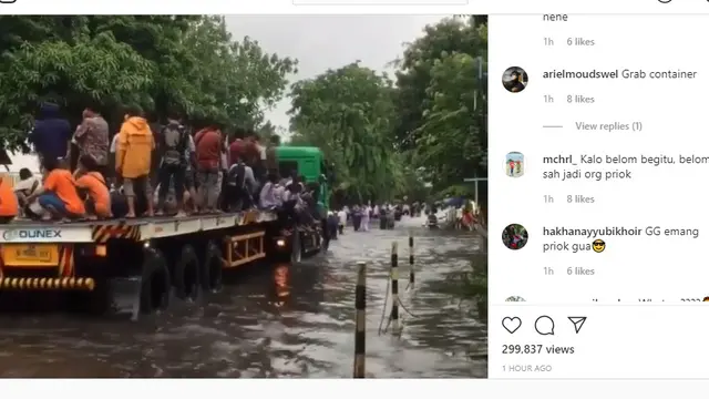 Dalam video yang dibagikan akun Instagram @jktinfo, Jumat (24/1/2020)terlihat puluhan orang menumpang kontainer agar bisa sampai tempat kerja tanpa terkena banjir.