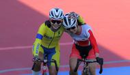 Pembalap sepeda putri Thailand, Jutatip Maneephan memberikan pelukan hangat untuk pembalap Indonesia, Ayustina Delia yang meraih medali perunggu dalam cabang olahraga sepeda nomor scratch SEA Games 2025. (Bola.com/Bagaskara Lazuardi)