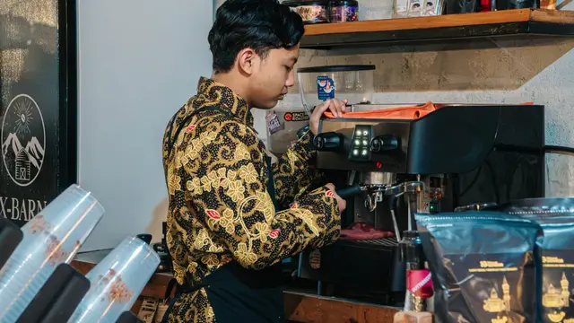 Salah seorang santri tengah membuat kopi di lingkungan Pondok Modern Darussalam Gontor (PMDG) Kampus 5 Darul Qiyam. (Istimewa)