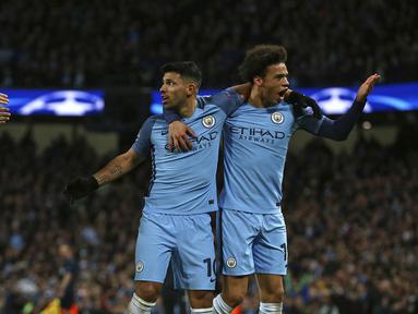 Para pemain Manchester City merayakan gol yang dicetak Leroy Sane ke gawang Monaco pada laga leg pertama 16 besar Liga Champions di Stadion Etihad, Inggris, Rabu (22/2/2017). City menang 5-3 atas Monaco. (AP/Dave Thompson)