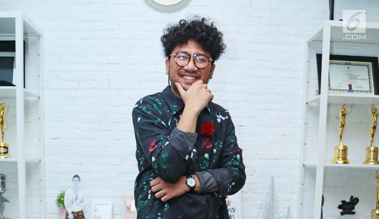 Penyanyi Kunto Aji berpose seusai rilis single di kawasan Kemang, Jakarta, Kamis (23/11). Kunto Aji yang mengawali karir di industri musik lewat ajang pencarian bakat ini merilis single yang berjudul "Konon Katanya". (Liputan6.com/Herman Zakharia)