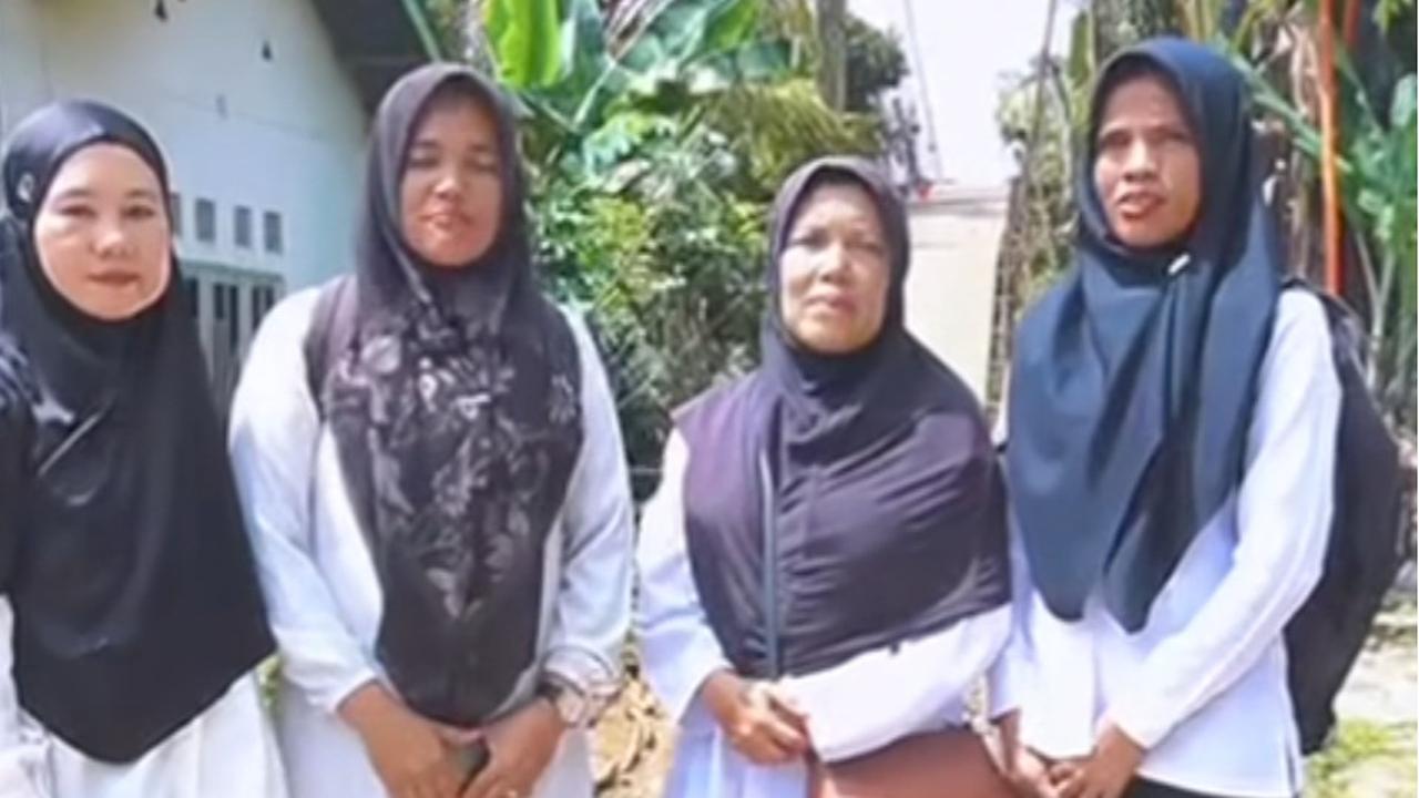 Masih Ingat Viral Guru Seberangi Jembatan Gantung Rusak? Kini Mereka Malah Minta Maaf