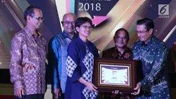 Fadel Muhammad (kanan) menyerahkan penghargaan Fast Growing New Public Company kategori Trade Services and Investment kepada PT Surya Citra Media Tbk di Jakarta, Selasa (31/7). (Liputan6.com/Helmi Fithriansyah)