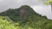 Bukit Batu Pakumbang berada di Kecamatan Sompak, Kabupaten Landak, Provinsi Kalimantan Barat. (dok. direktoripariwisata.id)