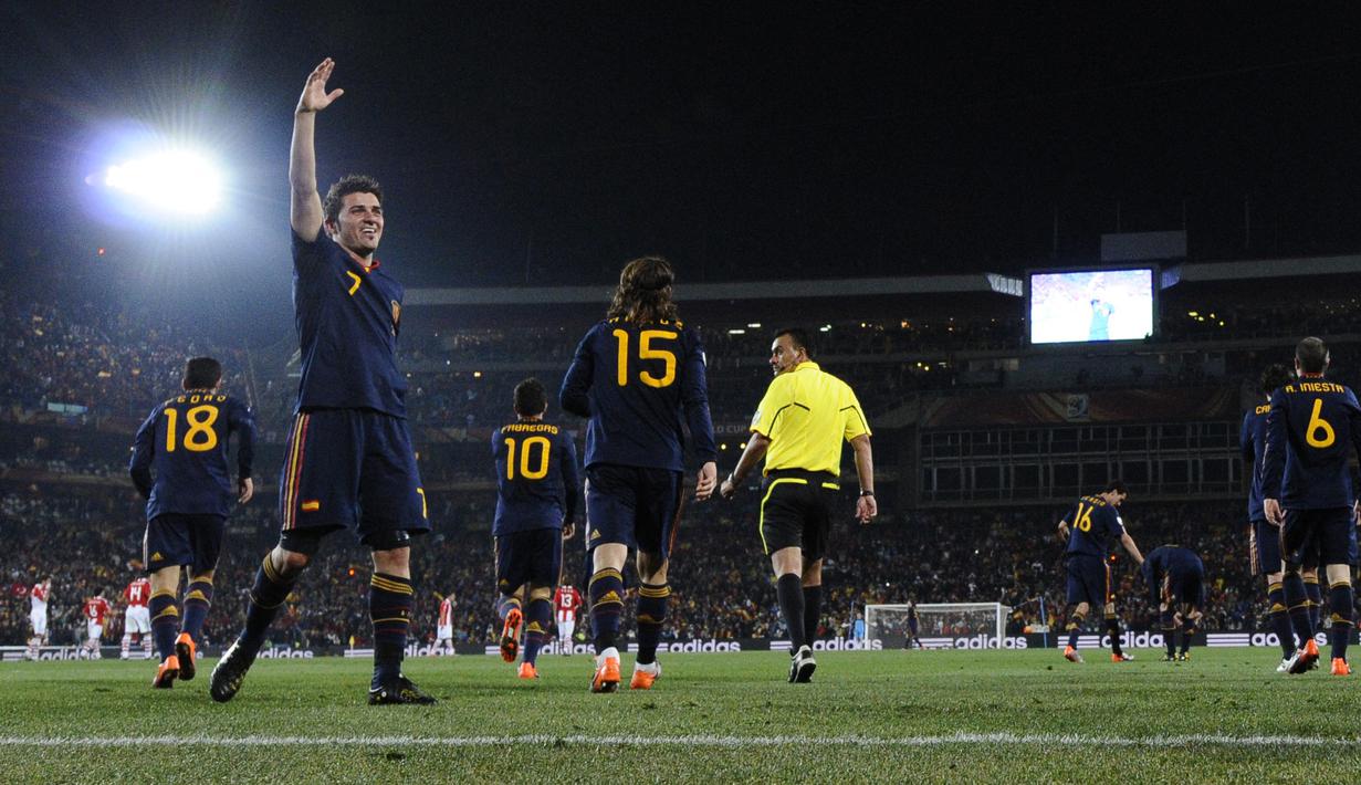 Selebrasi pemain Spanyol, David Villa usai mencetak gol ke gawang Paraguay di perempat final Piala Dunia 2010. David Villa Sukses membawa Spanyol menjuarai Piala Dunia 2010 dan meraih penghargaan Bronze Boot usai mencetak lima gol dan satu assist. (AFP/Juan Mabromata)