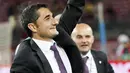 Pelatih Athletic Bilbao, Ernesto Valverde mengangkat trofi usai menang agregat atas Barcelona di leg kedua Piala Super Spanyol di stadion Camp Nou, Barcelona, Spanyol, (18/8/2015).  Athletic Bilbao menang dengan agregat akhir 1-5. (AFP/QUIQUE GARCIA)