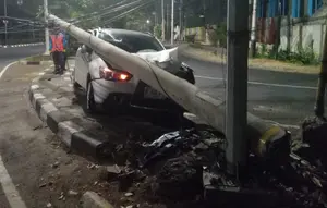 Mobil Hantam Tiang Listrik hingga Roboh, Korban Dibawa ke RS