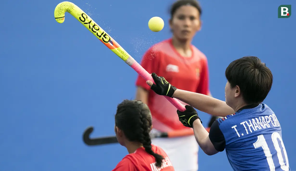 Pemain Thailand, Tongkham Thanaporn, mengontrol bola di udara saat melawan Indonesia pada laga Asian Games di Lapangan Hoki, GBK, Jakarta, Sabtu (25/8/2018). Indonesia kalah 0-2 dari Thailand. (Bola.com/Peksi Cahyo)