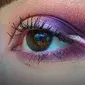 Mari coba bereksperimen dengan makeup mata yang atraktif (Foto: Glamour.com)