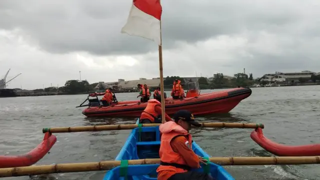 Tim SAR gabungan mencari keberadaan korban tenggelam di perairan Donan yang berdekatan dengan Dermaga Sleko, Cilacap. (Foto: Liputan6.com/Basarnas/Muhamad Ridlo)