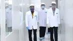 Presiden Joko Widodo atau Jokowi (kanan) meninjau fasilitas produksi dan pengemasan di PT Bio Farma, Bandung, Jawa Barat Selasa (11/8/2020). Jokowi menggunakan pakaian lengkap penelitian untuk melihat Laboratorium Bio Farma. (Foto: Biro Pers Kepresidenan)