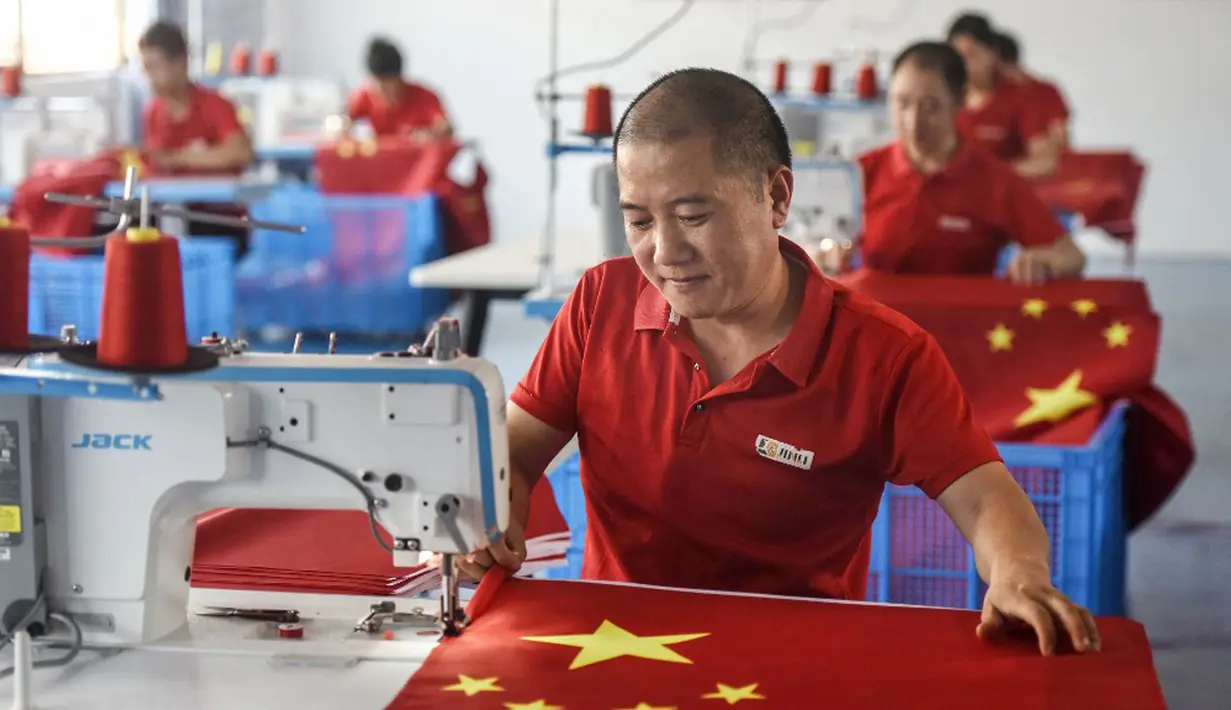 Pekerja membuat bendera nasional di sebuah pabrik menjelang Hari Nasional di Wuyi, Provinsi Zhejiang, China, 28 September 2021. Hari Nasional adalah sebuah hari libur nasional di China untuk merayakan hari kebangsaan mereka dan diperingati pada tanggal 1 Oktober setiap tahun. (STR/AFP)