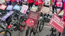 Aktivis dari berbagai penggiat lingkungan melakukan aksi damai di Hari Bebas Kendaraan (Car Free Days) di kawasan Bundaran HI, Jakarta,  Minggu (12/3/2023). Selain memperingati Hari Perempuan Internasional, aksi Women Pedal for People Planet tersebut dilakukan guna mengajak masyarakat untuk melakukan perlawanan terhadap krisis iklim yang berdampak pada kehidupan manusia dan ekologi. (Liputan6.com/Angga Yuniar)