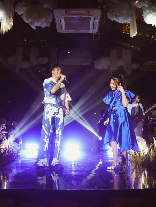 Prilly Latuconsina menyebut “Tak Bisa Bersama” dan “Ketulusan Cintaku” lagu dengan banyak cerita, tangis, dan tawa. Karenanya, ia antusias kembali manggung dalam showcase Senandika. “Dan semalam kita kembali menyanyikan lagu kita pada Showcase musik ‘Senandika’ Terima Kasih ya Vidi! Lo selalu bisa membuat gue bahagia!” ungkap Prilly Latuconsina sebagai status teks. (Foto: Dok. Instagram @prillylatuconsina96)