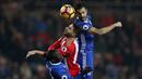 Pemain Chelsea, Cesc Fabregas, berduel dengan pemain Sunderland, Fabio Borini, dalam laga pekan ke-16 Premier League 2016-2017 di Stadium of Lights, Rabu (14/12/2016) waktu setempat. (Action Images via Reuters/Lee Smith)