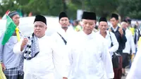 Wakil Ketua MPR RI Hidayat Nur Wahid bersama Ketua PKS Jatim, Irwan Setiawan jalan kaki menuju GOR Delta Sidoarjo untuk menghadiri resepsi puncak 1 Abad NU. (Istimewa).