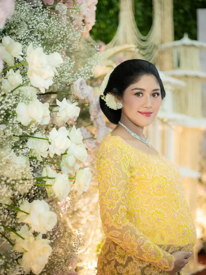 6 Potret Anggun Bumil Erina Gudono dengan Kebaya Kuning Cerah saat Lakoni Prosesi Tingkeban di Istana Negara Bogor