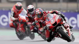 Pembalap Ducati Danilo Petrucci (kanan) memimpin balapan MotoGP Prancis 2020 di Le Mans, Prancis, Minggu (11/10/2020). Danilo Petrucci menjadi yang tercepat disusul Alex Marquez dan Pol Espargaro. (AP Photo/David Vincent)
