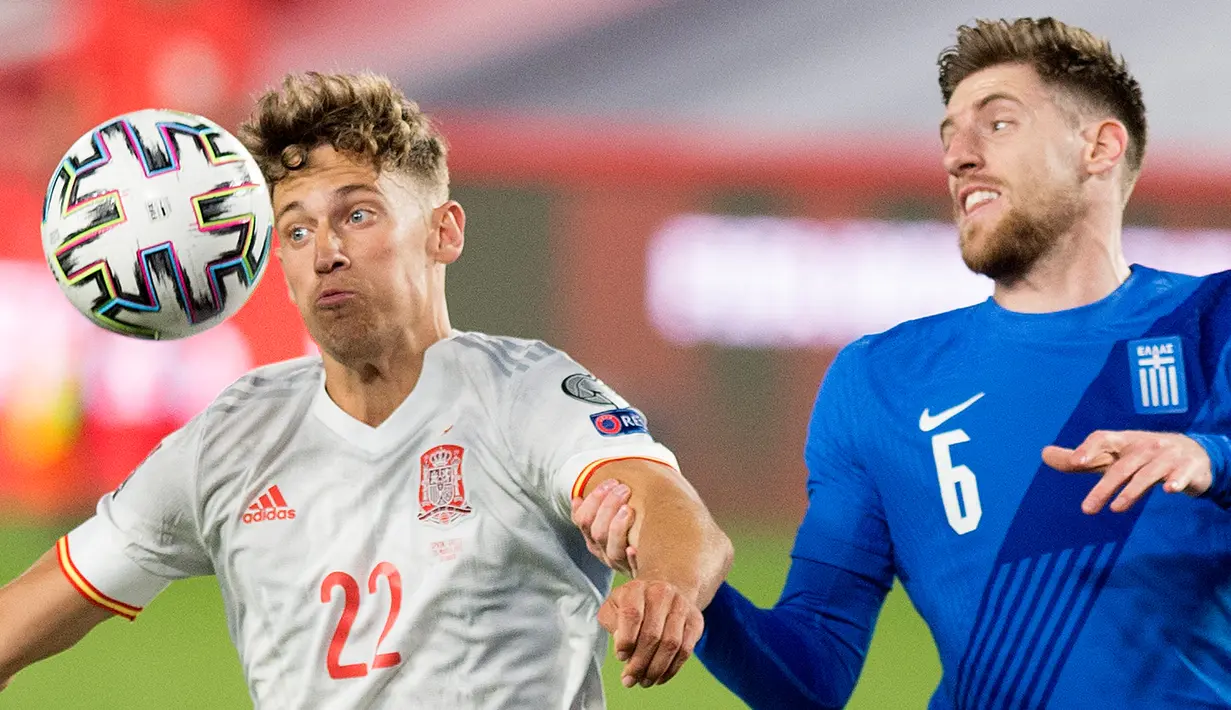 Bek Timnas Yunani, Giorgos Kyriakopoulos (kanan) menantang gelandang Spanyol, Marcos Llorentethe ajang kualifikasi Piala Dunia 2022 zona Eropa Grup B di stadion Los Carmenes , Granada, Jumat (26/3/2021) dinihari WIB. Spanyol tertahan 1-1 saat menjamu Yunani. (JORGE GUERRERO/AFP)