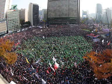Puluhan ribu warga korsel turun ke jalan berunjuk rasa menuntut Presiden Park Geun-Hye mundur dari jabatannya, Korea Selatan, Sabtu (12/11). Park Geun-Hye diminta mundur atas tuduhan korupsi, kolusi, dan nepotisme (KKN). (REUTERS/Jeon Heon-kyun)