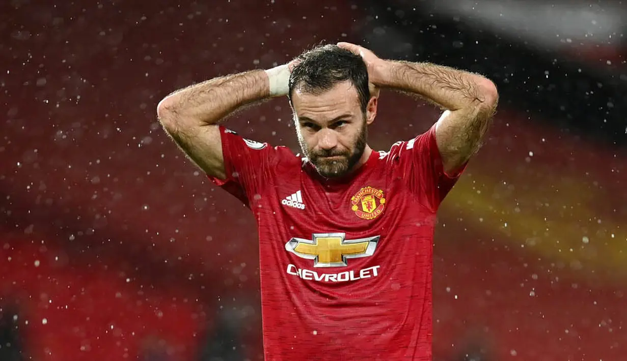 Gelandang Manchester United, Juan Mata, tampak kecewa usai ditahan imbang Chelsea pada laga Liga Inggris di Stadion Old Trafford, Minggu (25/10/2020). Kedua tim bermain imbang 0-0. (Michael Regan/Pool via AP)