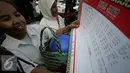 Warga belajar aksara Jawa di Titik Nol km saat peringatan Hari Aksara Internasional ke-50, Yogyakarta, Kamis (8/9). (Liputan6.com/ Boy Harjanto)