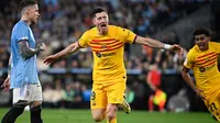 Penyerang Barcelona, Robert Lewandowski merayakan gol pertama timnya saat pertandingan sepak bola Liga Spanyol melawan RC Celta de Vigo di Stadion Balaidos, Vigo, 17 Februari 2024. (MIGUEL RIOPA/AFP)