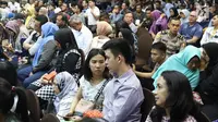 Keluarga korban kecelakaan pesawat Lion Air JT 610 usai pemaparan evaluasi proses evakuasi di Krisis Center, Jakarta, Senin (5/11). Konfrensi pers tersebut memberikan hasil perkembangan terkini mengenai pencarian korban. (Liputan6.com/Immanuel Antonius)