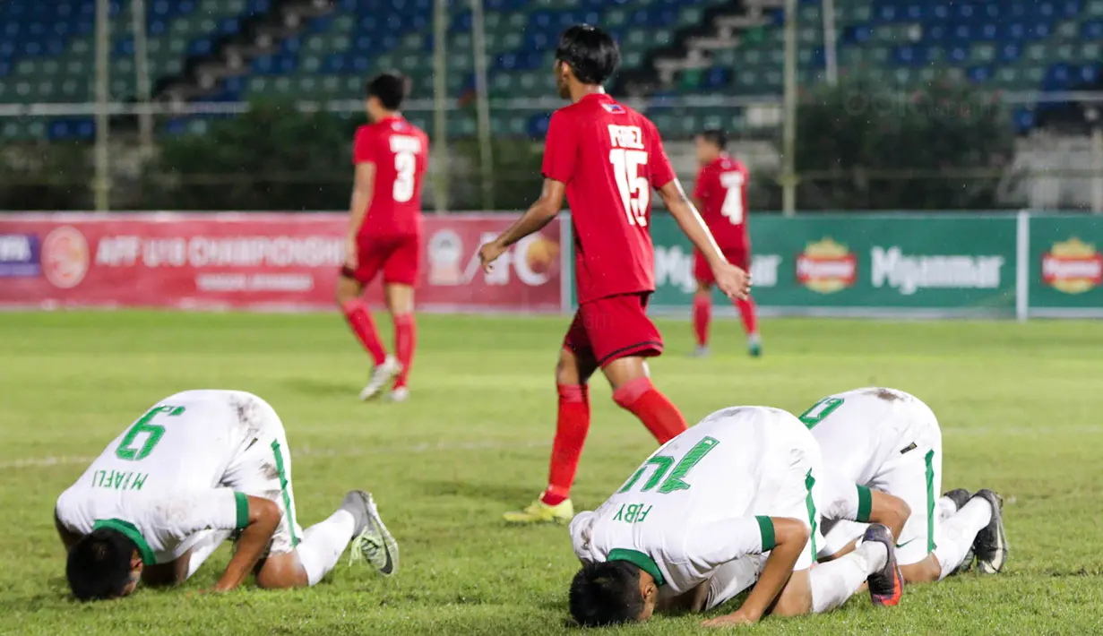 Para pemain Timnas Indonesia U-19 merayakan gol yang dicetak Feby Eka Putra ke gawang Filipina U-19 pada laga Piala AFF U-18 di Stadion Thuwunna, Myanmar, Kamis (7/9/2017). Indonesia menang 9-0 atas Filipina. (Liputan6.com/Yoppy Renato)