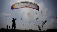 Seorang pria menerbangkan layang-layangnya dalam Varvara Kite Fest di Desa Varvara, pesisir Laut Hitam, Bulgaria, Jumat (27/8/2021). Penyelenggara Varvara Kite Fest Andrey Kulev mengatakan bahwa menerbangkan layang-layang seperti melepaskan semua masalah Anda di langit. (AP Photo/Valentina Petrova)