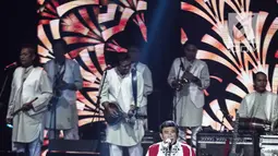 Penampilan Rhoma Irama bersama Soneta dalam malam puncak Puteri Muslimah Asia 2018 di Jakarta, Senin (7/5). Rhoma Irama membawakan lagu berjudul ‘Modern’ dan ‘Kerudung Putih'. (Liputan6.com/Faizal Fanani)
