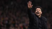 Pelatih Atletico Madrid, Diego Simeone, memberikan arahan kepada pemainnya saat melawan Liverpool pada leg pertama 16 besar Liga Champions di Stadion Wanda Metropolitano, Madrid, Rabu (19/2) dini hari WIB. Atletico menang 1-0 atas Liverpool. (AFP/Pierre Philippe Marcou)