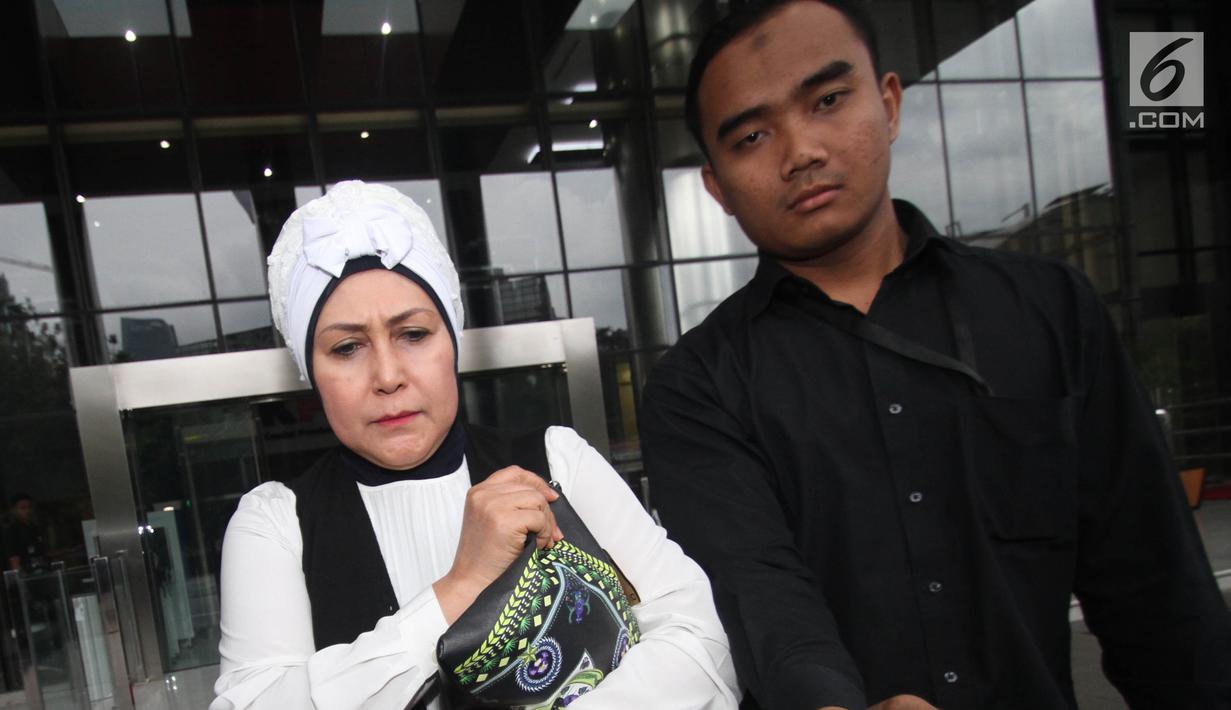 Ekspresi ibu tersangka Gubernur Jambi nonaktif Zumi Zola, Hermina usai menjalani pemeriksaan di Gedung KPK, Jakarta, Rabu (23/5). Hermina  menjalani dua pemeriksaan sebagai saksi untuk Zumi Zola dan Arfan. (Liputan6.com/Herman Zakharia)