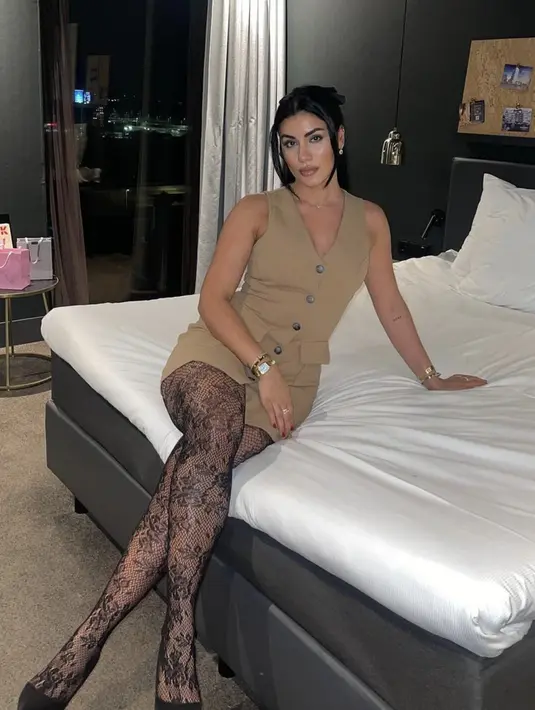 Penampilannya juga begitu eksploratif dengan OOTD yang bold.  [Foto: Instagram/ x.m.m.8]