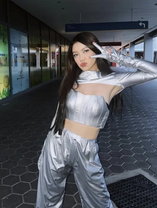 Ia juga kenakansarung tangan yang menambah gaya totalitasnya.  [Foto: Instagram/ Reginaaphx]