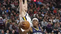 Guard New Orleans Pelicans Rajon Rondo (kanan) dihalangi forward Utah Jazz Joe Ingles pada laga NBA 2017-2018 di Vivint Smart Home Arena, Sabtu (1/12/2017) atau Minggu (2/12/2017) WIB. (AP Photo/Rick Bowmer)