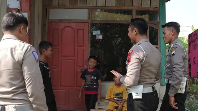 Satlantas Polres Pemalang membelikan kasur hingga sembako untuk membantu janda dengan anak autis yang hidup serba kekurangan.(Foto: Liputan6.com/Polres Pemalang)