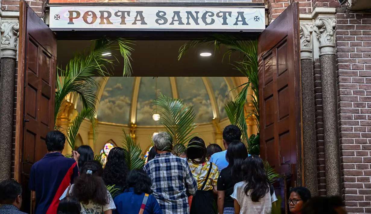 Mengawali Pekan Suci jelang perayaan Paskah 2025, umat Katolik di Surabaya melaksanakan Misa Minggu Palma pada 13 April 2025. (JUNI KRISWANTO/AFP)