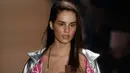 Model berjalan di atas catwalk membawakan busana pakaian renang karya Amir Slama dalam Sao Paulo Fashion Week di Brasil, (16/3). Perancang busana asal Brasil ini menampilkan kreasi pakaian renang yang berkilau dan seksi. (AP Photo / Andre Penner)