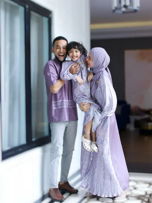 Shireen Sungkar memilih penampilan cantik dengan nuansa ungu muda di Hari Lebaran. Shireen Sungkar mengenakan gamis dengan aksen pleats yang manis. [Foto: Instagram/shireensungkar]